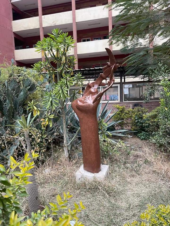 أحد تماثيل كلية التربية الفنية بجامعة حلوان