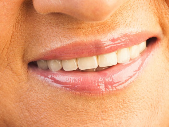 وصفات طبيعية لتفتيح منطقة حول الفم