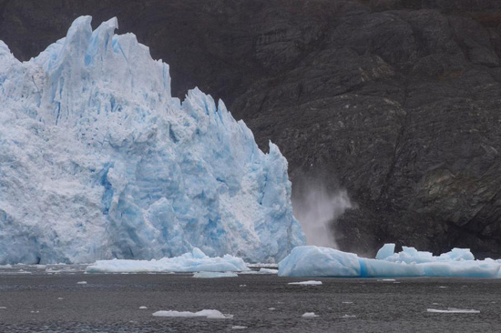 الجليد فى طريقة للذوبان بسبب التلوث البيئي