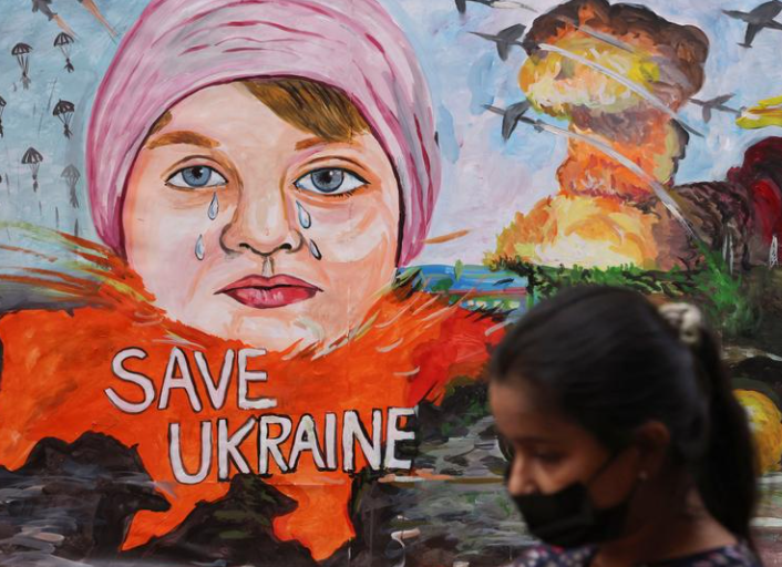 لوحة تصور الأزمة بين روسيا وأوكرانيا خارج مدرسة فنية في مومباي