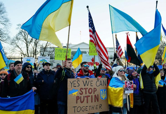 متظاهرون يشاركون في مسيرة الوقوف مع أوكرانيا في ساحة لافاييت بالقرب من البيت الأبيض في واشنطن