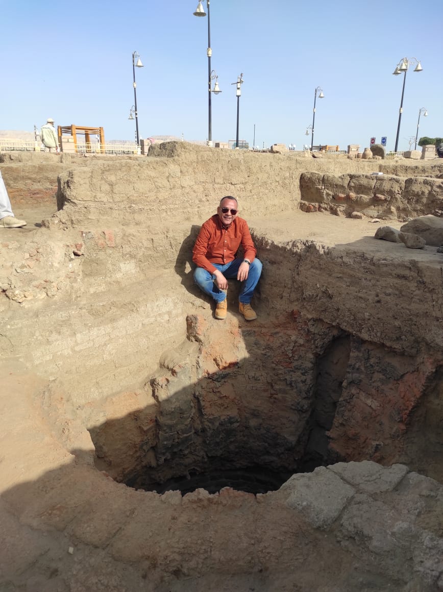 أمين الأعلى للآثار خلال زيارته لمنطقة الحفائر أمين الأعلى للآثار خلال زيارته لمنطقة الحفائر