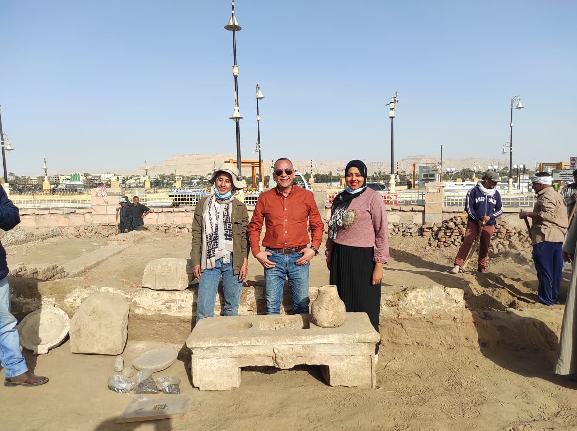 أمين الأعلى للآثار فى حفائر معبد الأقصر أمين الأعلى للآثار فى حفائر معبد الأقصر