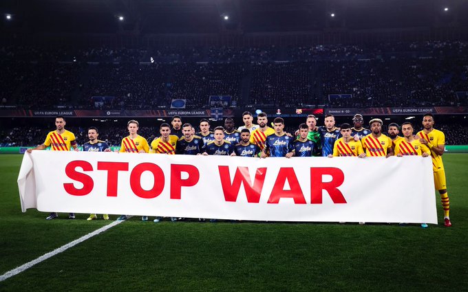 نابولي ضد برشلونة.. اللاعبون يرفعون راية توقف الحرب فى الدوري الأوروبي (2)