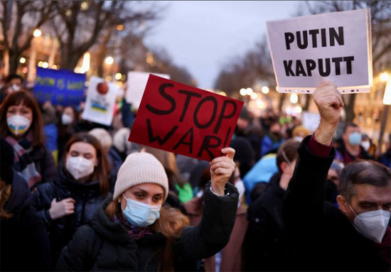 متظاهرون يحملون لافتات خلال مظاهرة مناهضة للحرب أمام السفارة الروسية في برلين