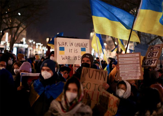 بالأعلام الأوكرانية خلال مظاهرة مناهضة للحرب أمام السفارة الروسية في برلين