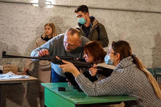 تعليم الاوكرانيات استخدام الأسلحة