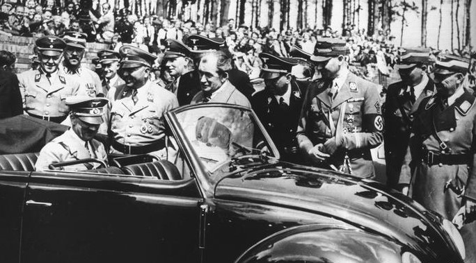 هتلر يقود فولكسفاجن 