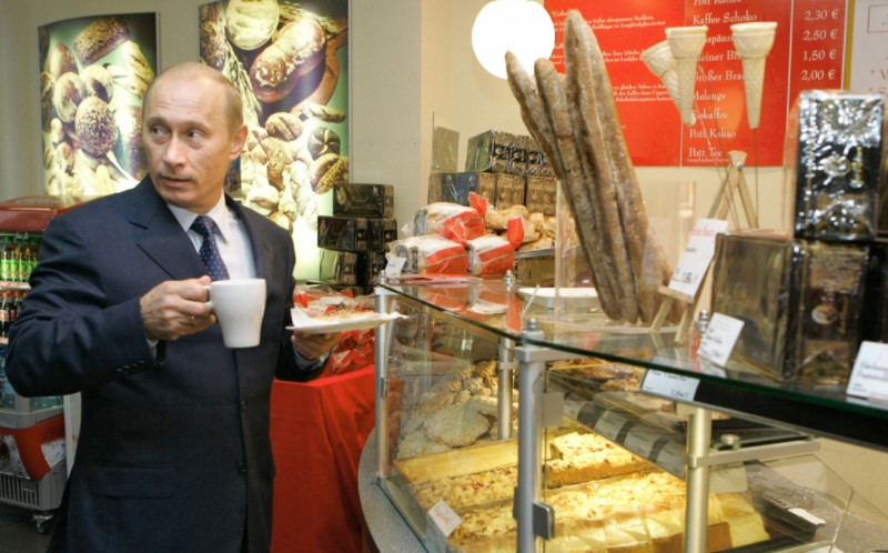 بوتين يشرب القهوة