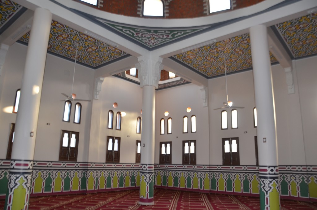 التجهيزات والفرش داخل مسجد الشهيدين فى مدينة إسنا