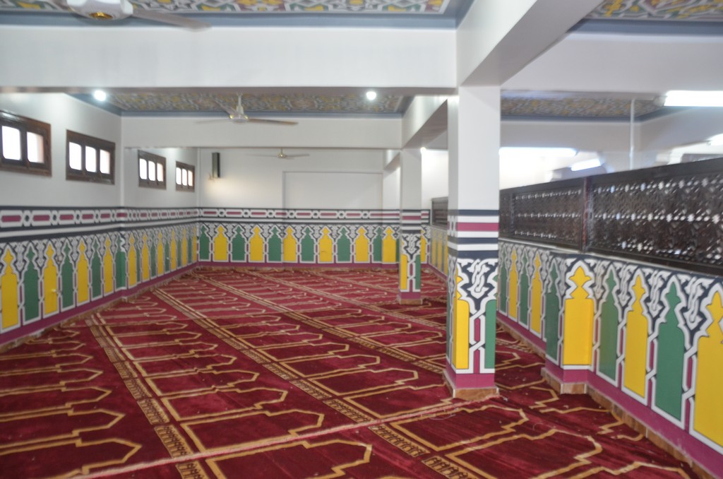 فرش مكان السيدات فى مسجد الشهيدين فى مدينة إسنا