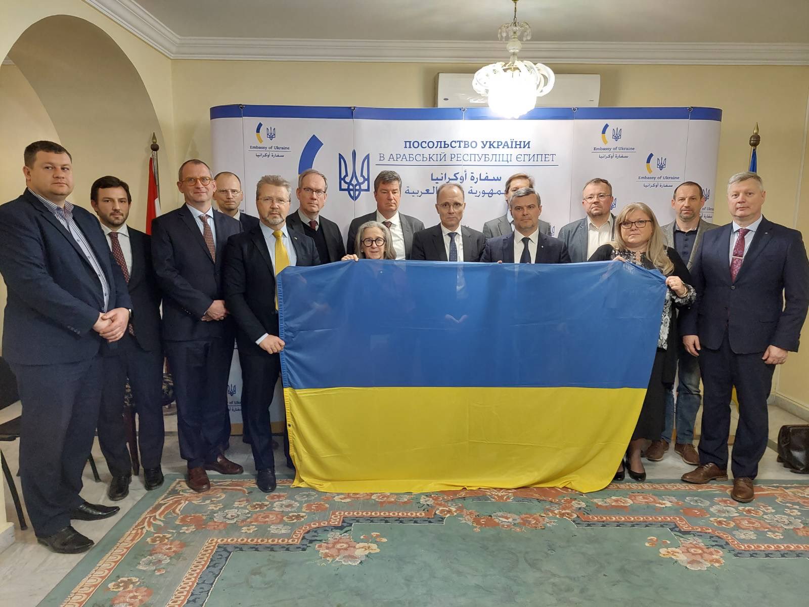 سفير السويد مع أعضاء السفارة الأوكرانية