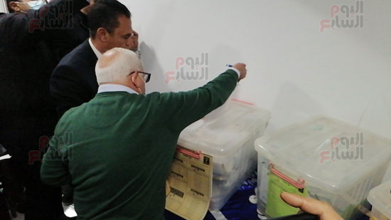 محافظ-بورسعيد-يضع-ورقة-التصويت