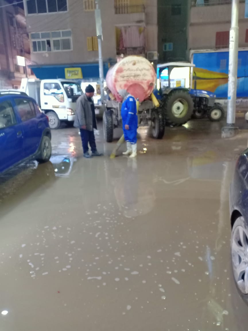 استمرار رفع مياه الامطار بمدينة كفر الشيخ