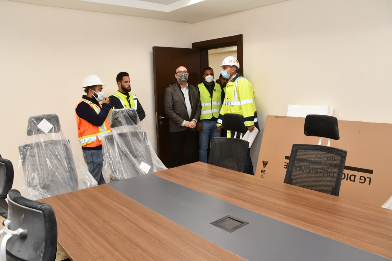 عاصم الجزار يتفقد مكاتب وزارة الإسكان بالعاصمة الإدارية