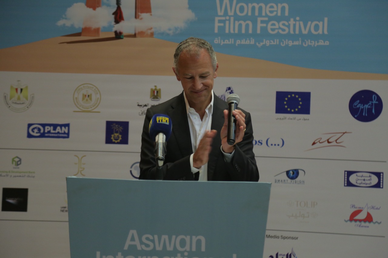 السفير الأمريكي يحضر عروض مهرجان أسوان الدولي لأفلام للمرأة (4)