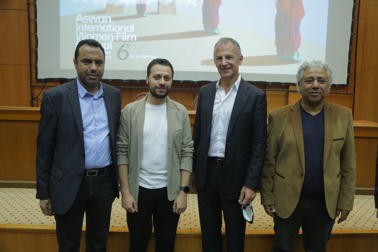 السفير الأمريكي يحضر عروض مهرجان أسوان الدولي لأفلام للمرأة (1)