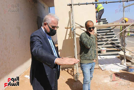 محافظ جنوب سيناء يتفقد أعمال إنشاء قرية التراث البدوي بمضمار الهجن بشرم الشيخ (5)