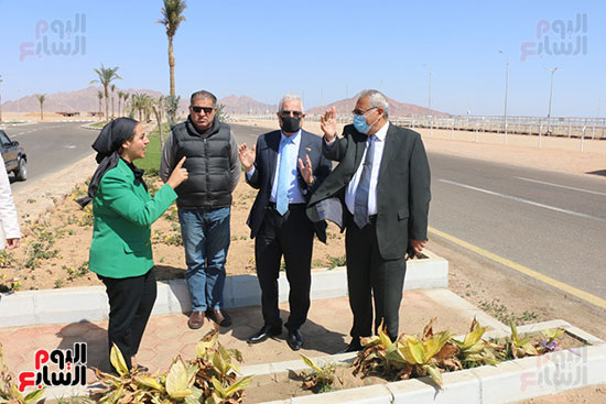 محافظ جنوب سيناء يتفقد أعمال إنشاء قرية التراث البدوي بمضمار الهجن بشرم الشيخ (2)