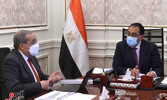 رئيس الوزراء يتابع مع وزير الإنتاج الحربي والمشروعات الجاري تنفيذها والخطط المستقبلية (3)