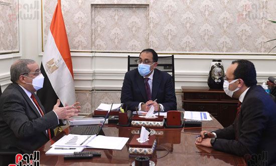 رئيس الوزراء يتابع مع وزير الإنتاج الحربي والمشروعات الجاري تنفيذها والخطط المستقبلية (1)