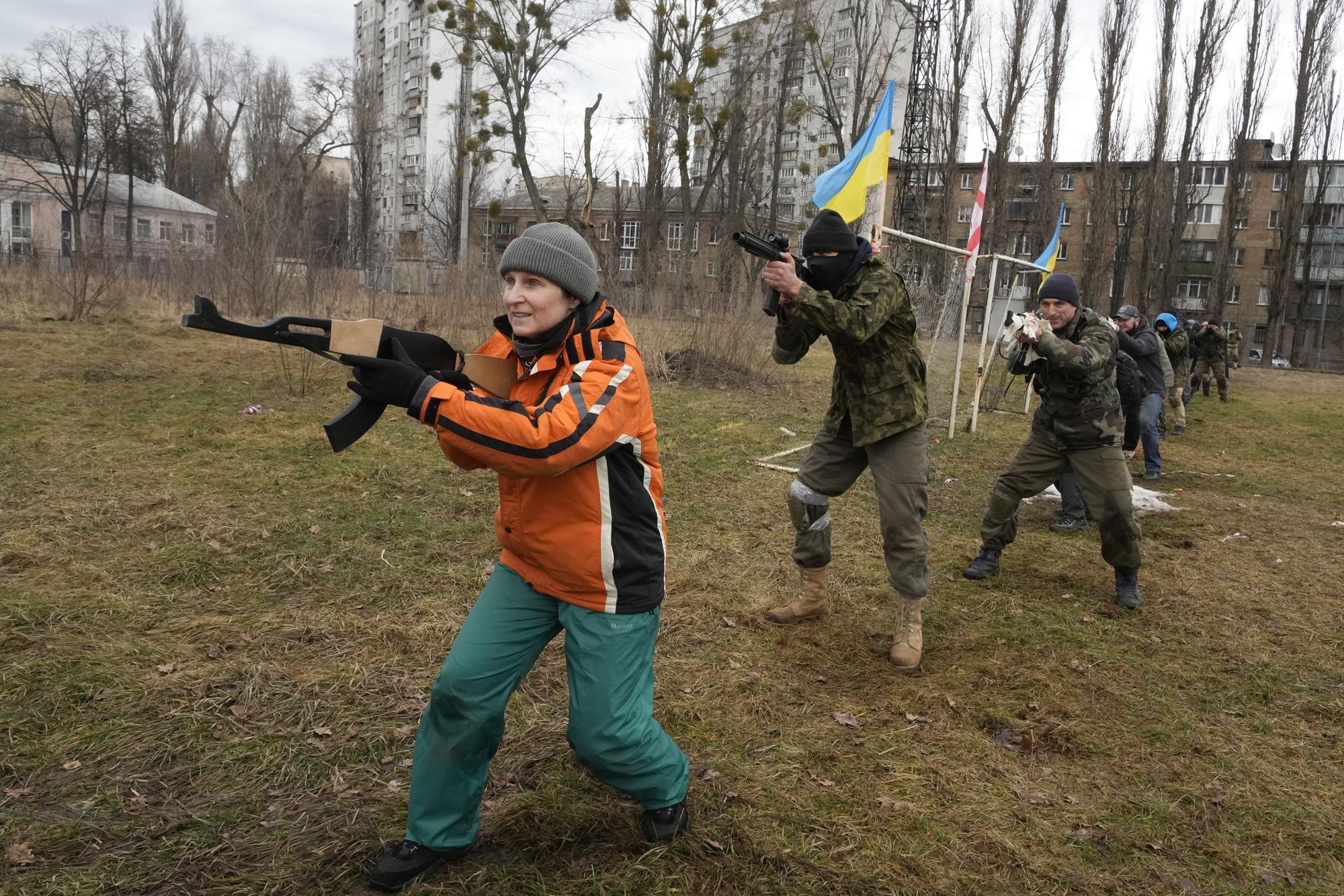 اوكرانيون يحملون السلاح