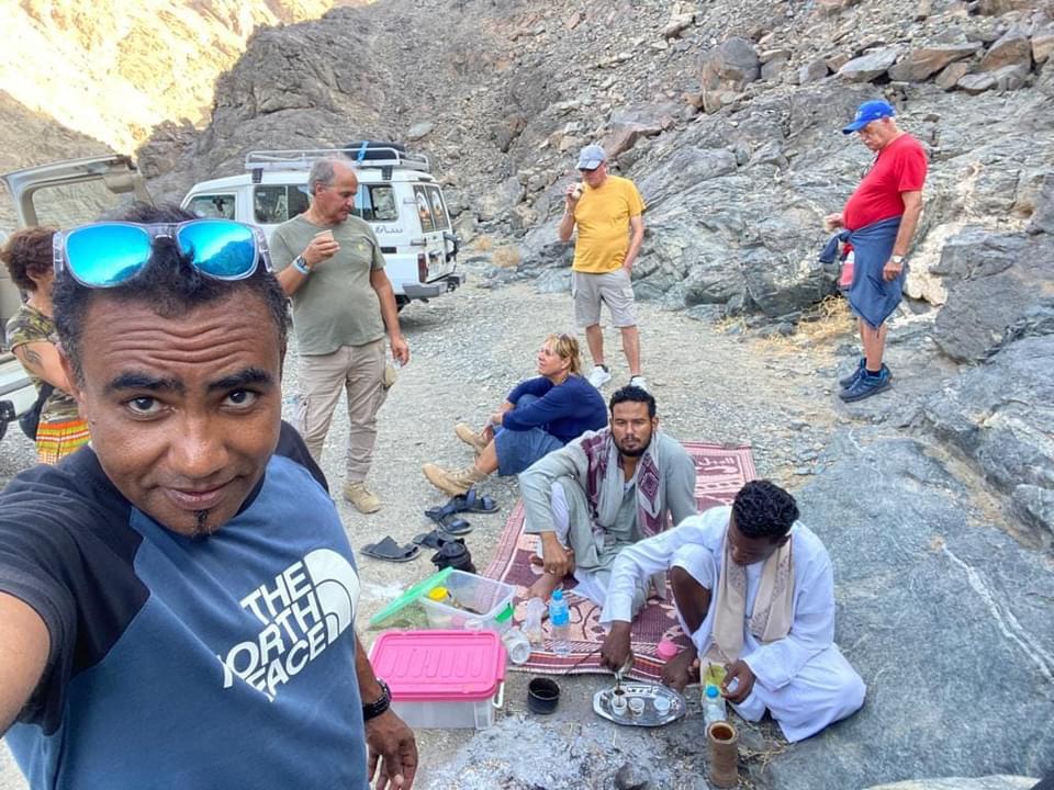 قعدة جبلية  سط الصحراء خلال رحلة سفارى جبلي  