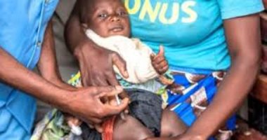 اول طفلة يتم تطعيمها بلقاح الملاريا