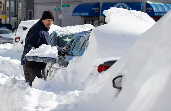إزالة الثلوج من على السيارات