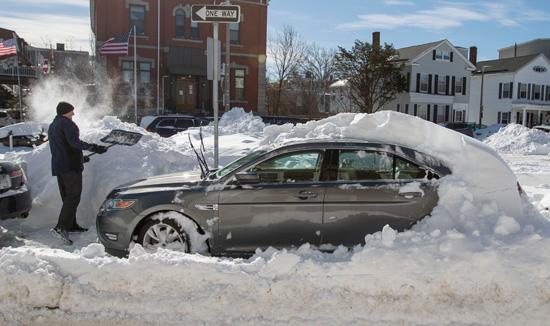 إزاحة الثلوج عن السيارات