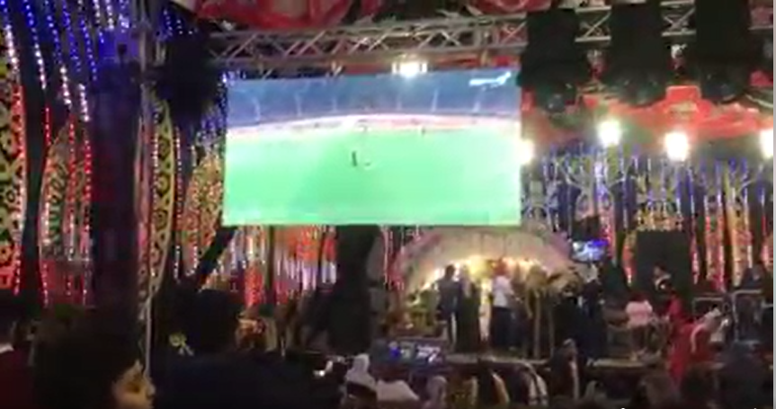 جانب من الفرح اثناء بث مباراة مصر والكاميرون (3)