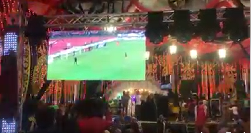جانب من الفرح اثناء بث مباراة مصر والكاميرون (1)