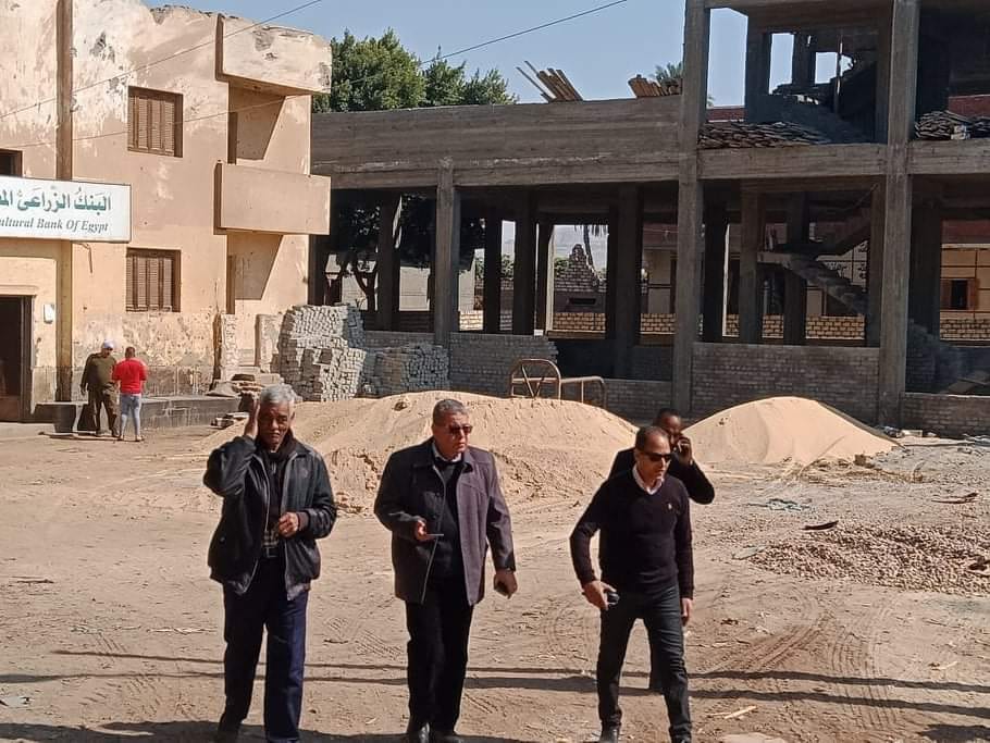 محافظ المنيا يوجه بالتواصل مع أهالى قرى المبادرة لحل مشاكلهم (1)