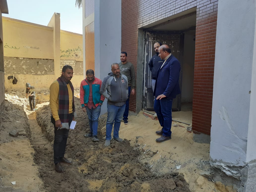 محافظ المنيا يوجه بالتواصل مع أهالى قرى المبادرة لحل مشاكلهم (2)