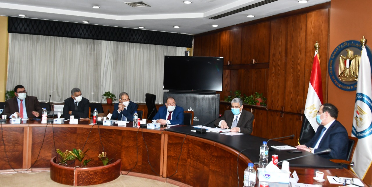 وزيرا البترول والثروة المعدنية والكهرباء خلال الاجتماع 3 وزيرا البترول والثروة المعدنية والكهرباء خلال الاجتماع 3