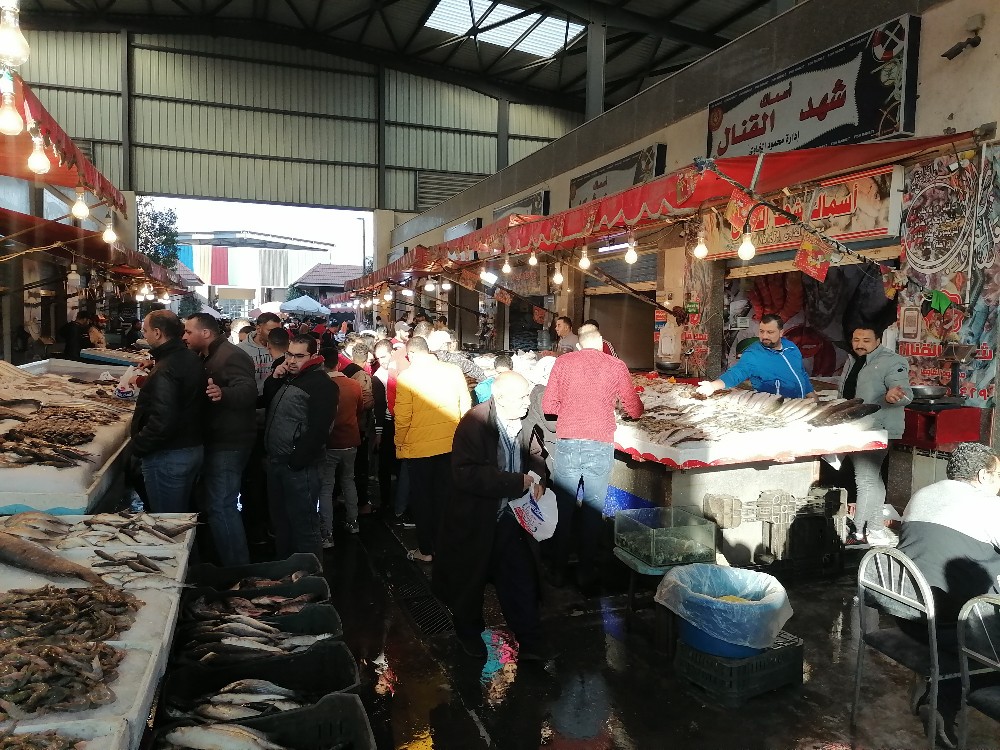 جانب من الإقبال علي المحلات بسوق الأسماك