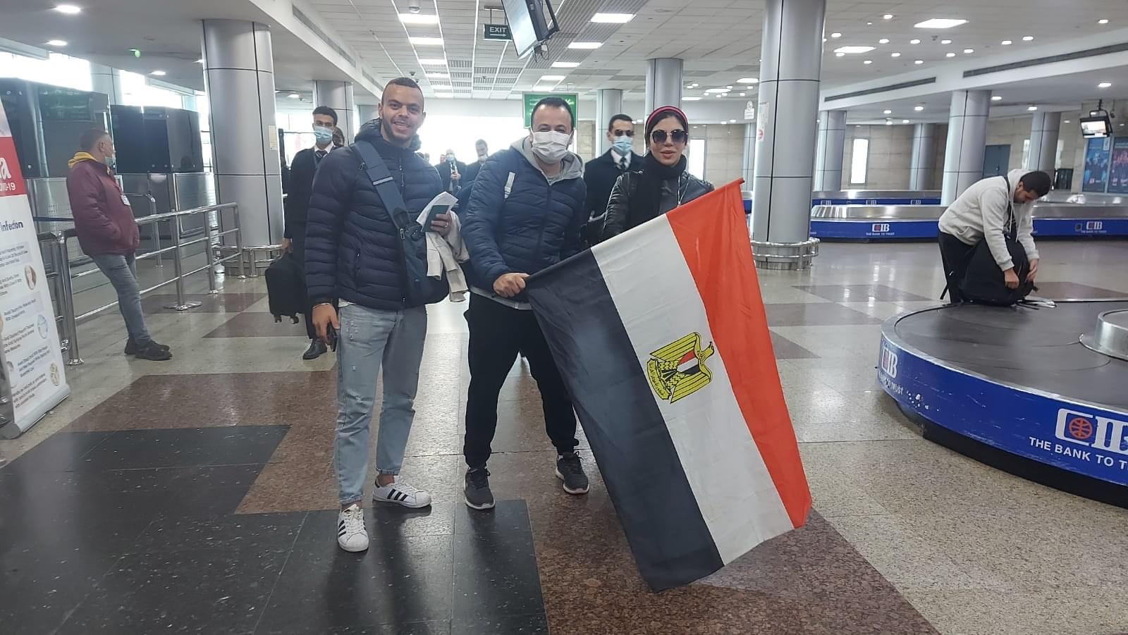 مطار القاهرة يُستقبل طائرة مشجعى المنتخب العائدين من الكاميرون (4)
