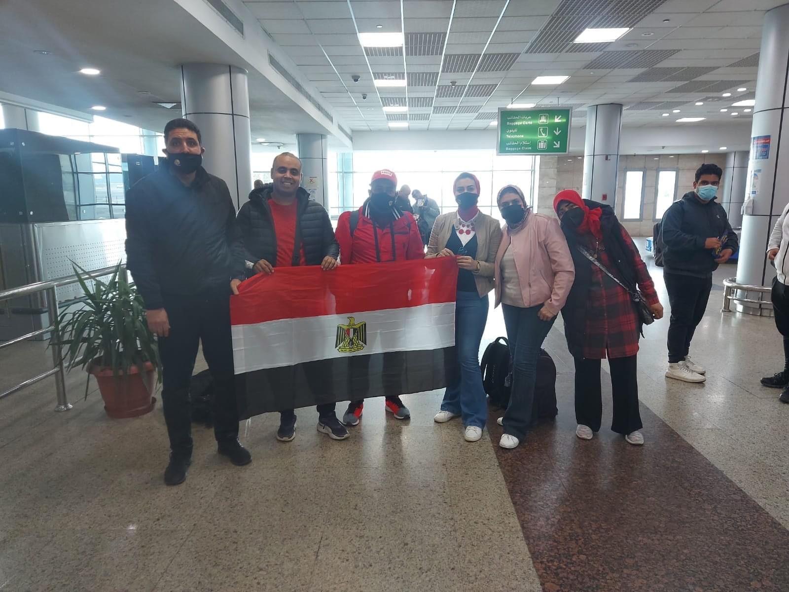 مطار القاهرة يُستقبل طائرة مشجعى المنتخب العائدين من الكاميرون (6)
