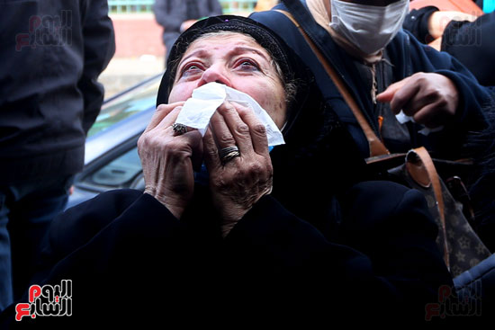زوجة جلال الشرقاوى تنهار خلال الجنازة