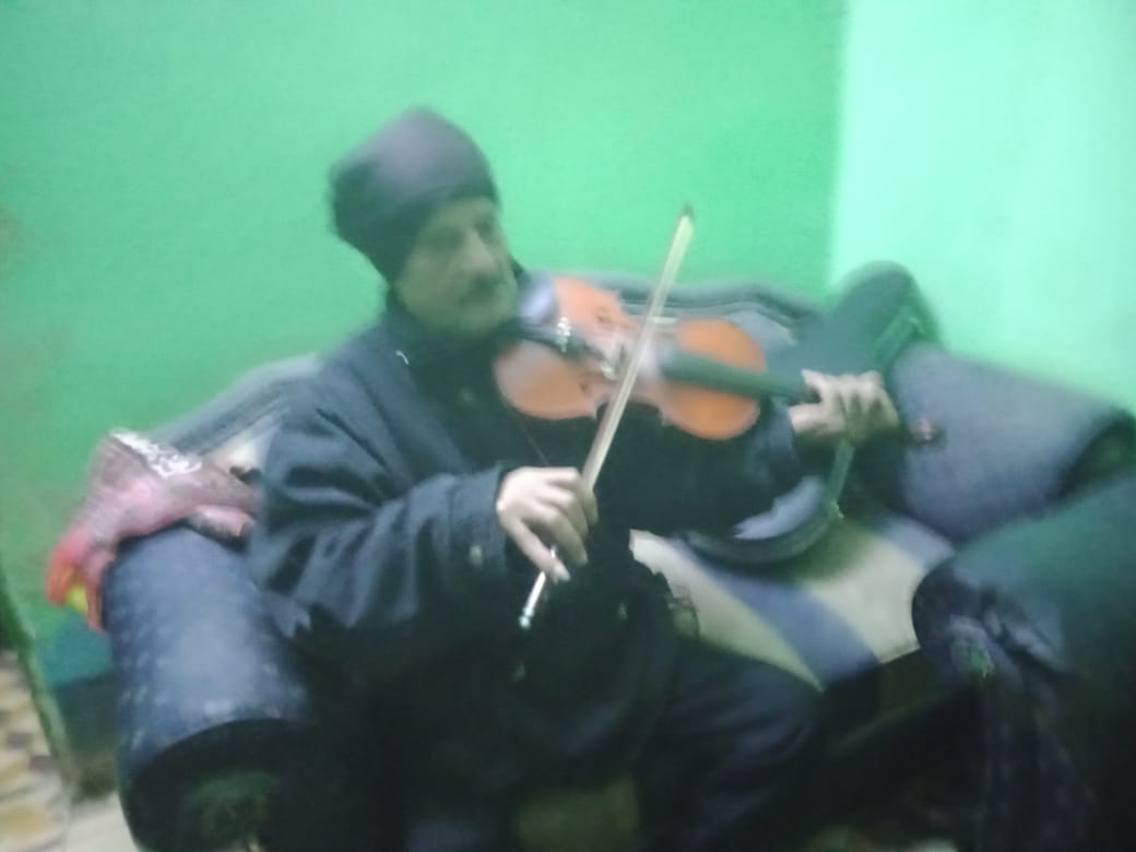 عم حسن بيعزف على كمانجا عمرها يزيد عن 200 سنة (5)