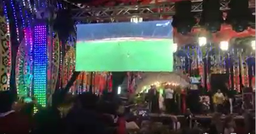 جانب من الفرح اثناء بث مباراة مصر والكاميرون (2)
