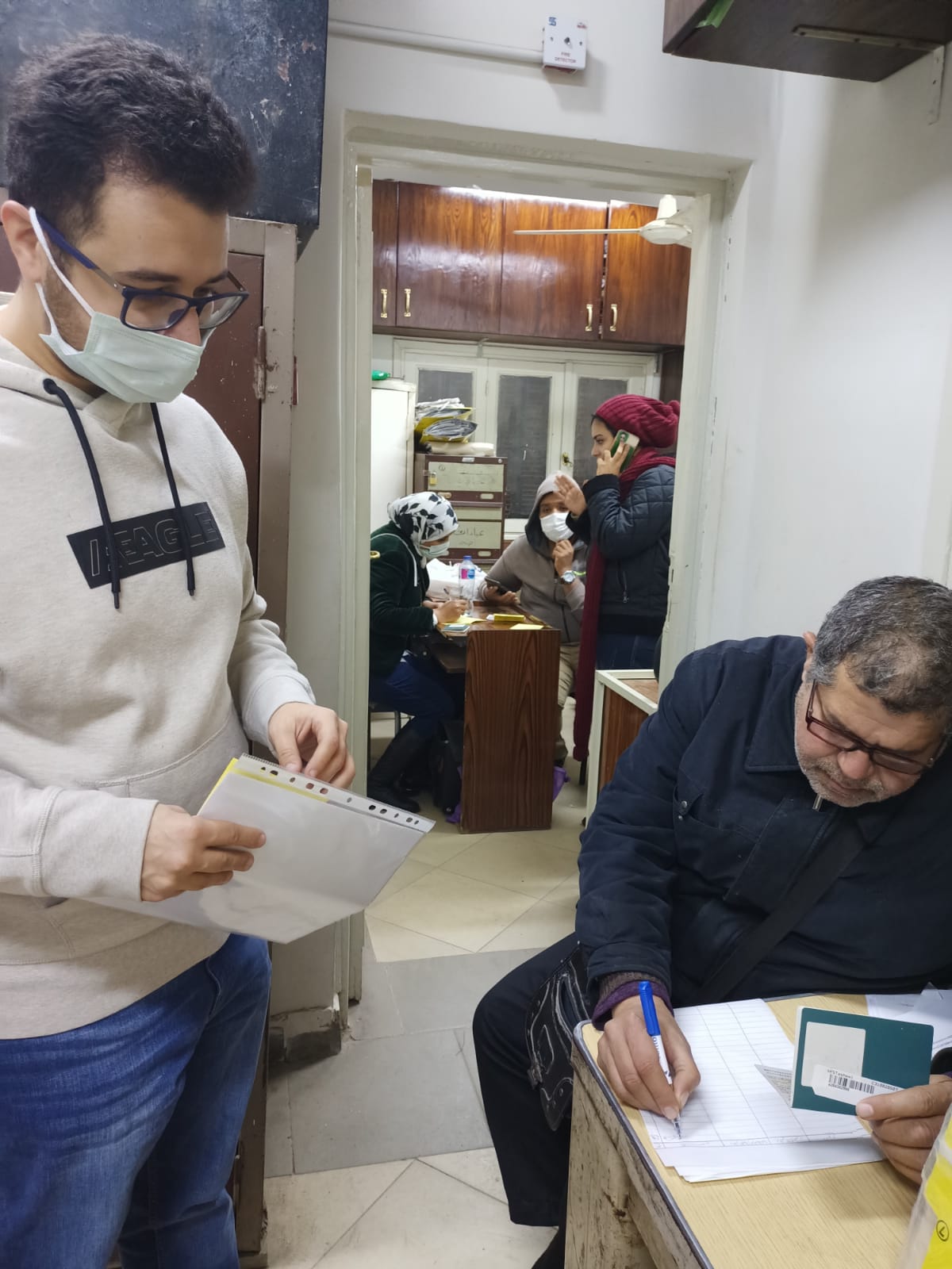 اقبال الجماهير المسافرين لتشجيع مصر على الوحدات الصحية لعمل المسحة (4)