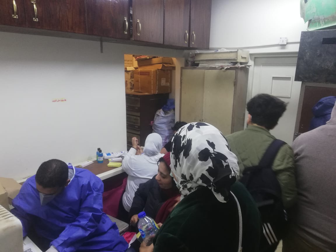 اقبال الجماهير المسافرين لتشجيع مصر على الوحدات الصحية لعمل المسحة (7)