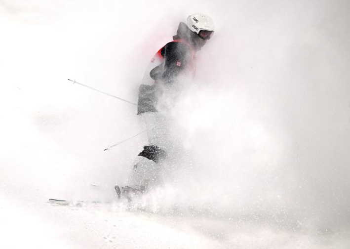 السويدي فيليكس إلوفسون يشارك في منافسات موجولز للتزلج الحر للرجال