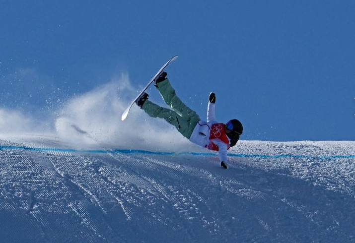 هنغاريا كاميلا كوزوباك تقع خلال سباق التزلج على الجليد للسيدات