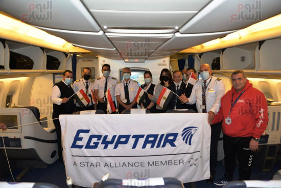 رحلات-خاصة-لمصر-للطيران-تنطلق-إلى-الكاميرون-لنقل-مشجعي-المنتخب-(8)