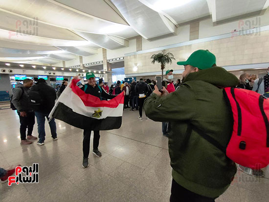 الجماهير المصرية فى مطار القاهرة متوجهين للكاميرون لمساندة المنتخب (7)