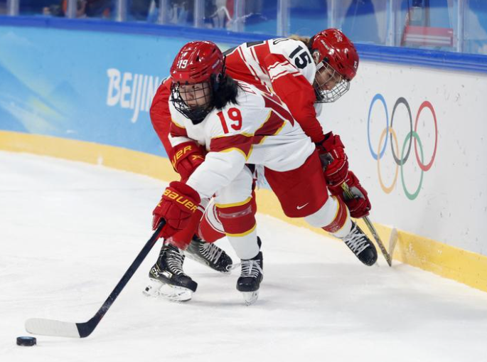الصينية لين جياكسين في مباراة مع أماندا ريفسجارد من الدنمارك خلال مسابقة هوكي الجليد للسيدات