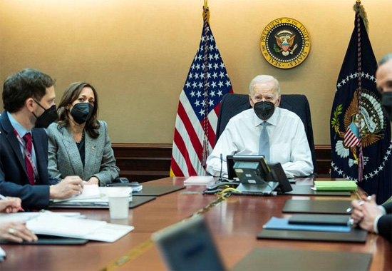 الرئيس الأمريكي جو بايدن ونائبة الرئيس كامالا هاريس وموظفو الأمن القومي بالبيت الأبيض