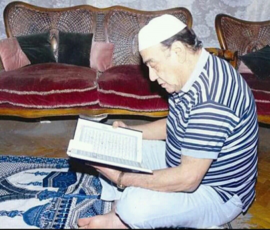 محسن سرحان خلال قراءة القرآن